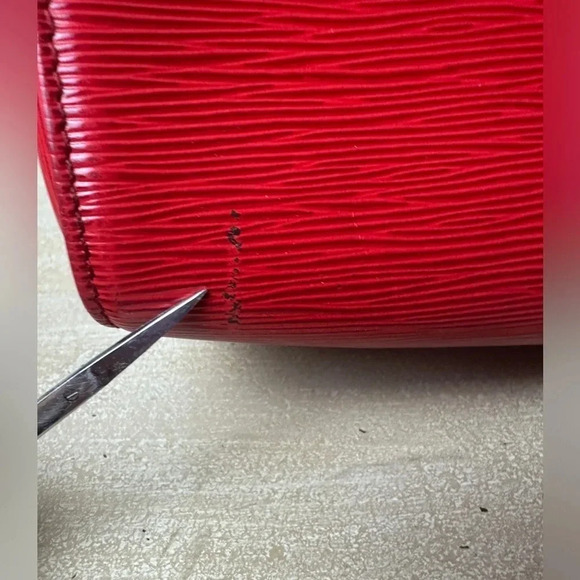 Authentic Red Epi Louis Vuitton Speedy 30 - Picture 6 of 16